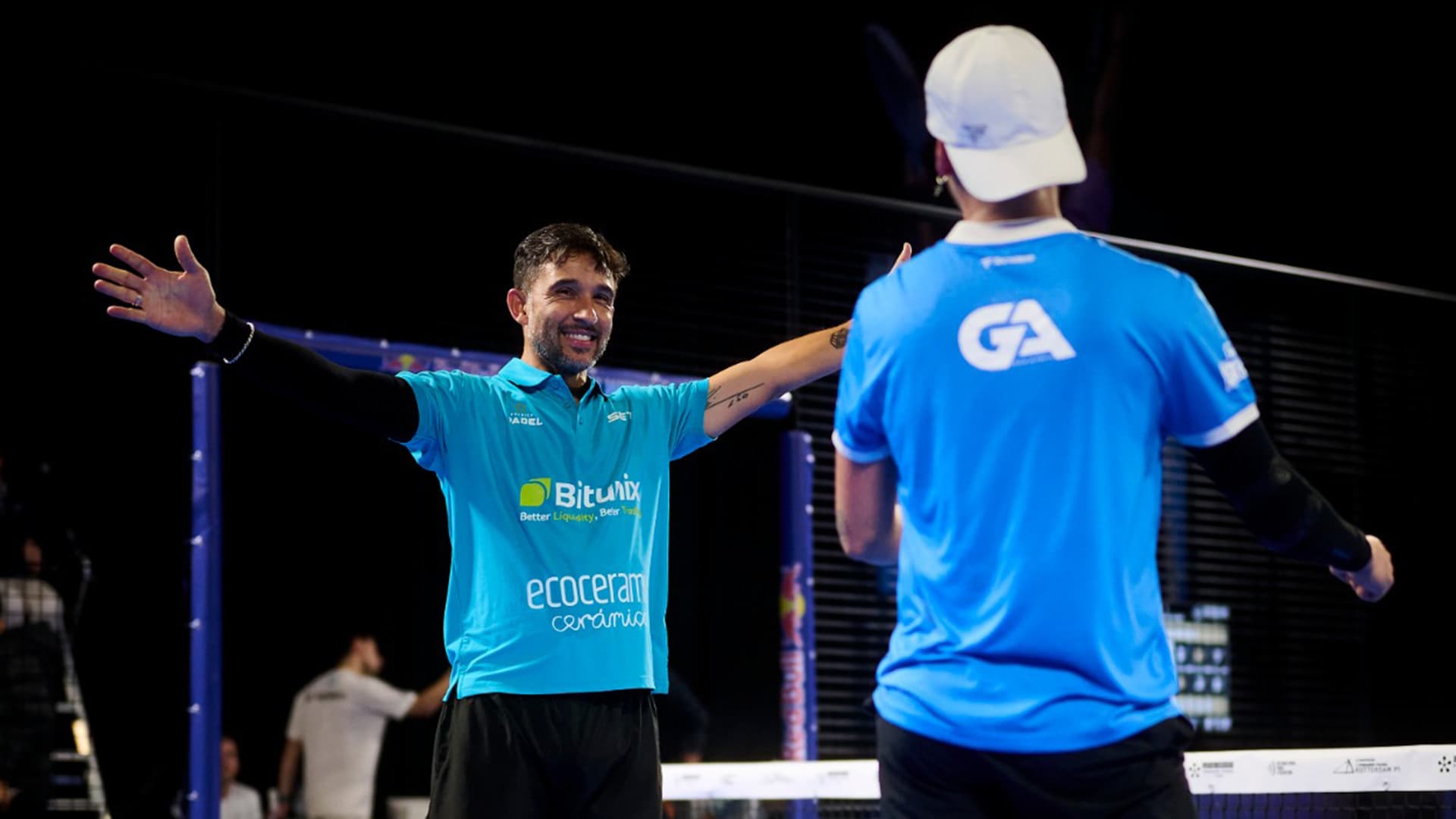 Sanyo Gutiérrez celebra con los dos brazos abiertos, sonriendo, frente a su compañero Gonza Alfonso durante el P1 de Rotterdam